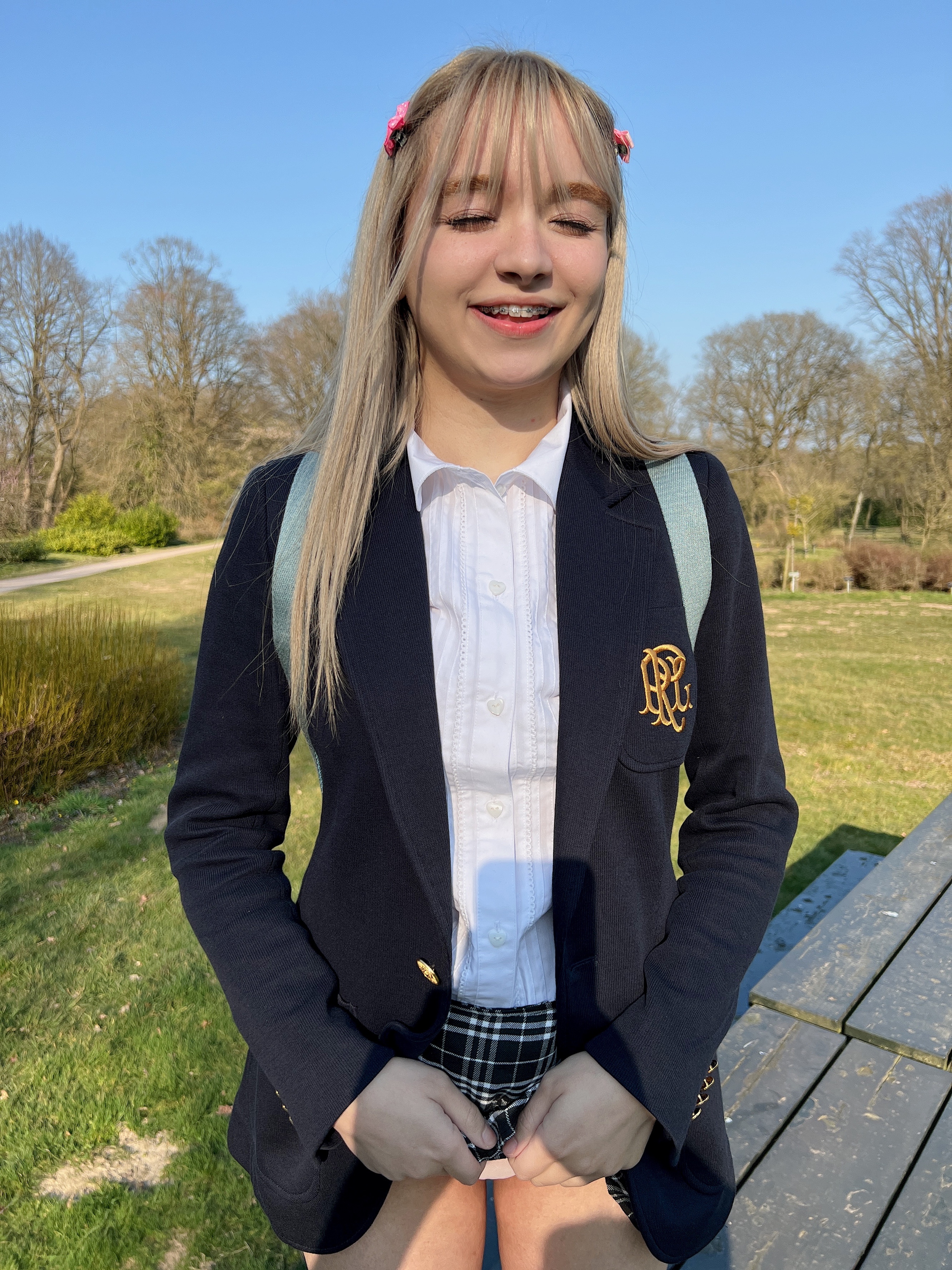 schoolgirl_outside