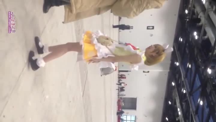Secrectly filming 16yo Girls underskirt in anime comic con