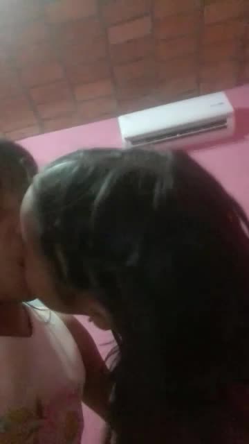kissing kids girls