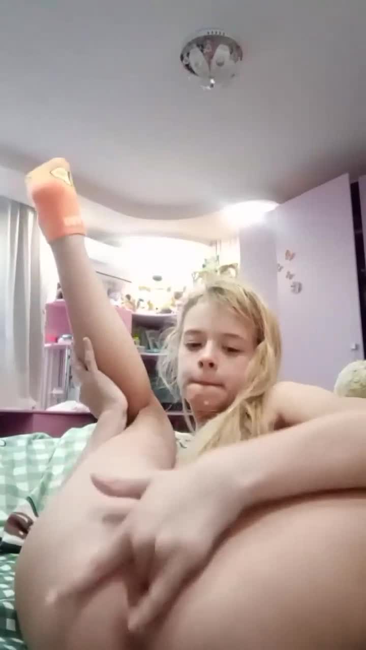 [ FULL VIDEO ] Hebe Angry Fingering & Pussy Destruction with Comb