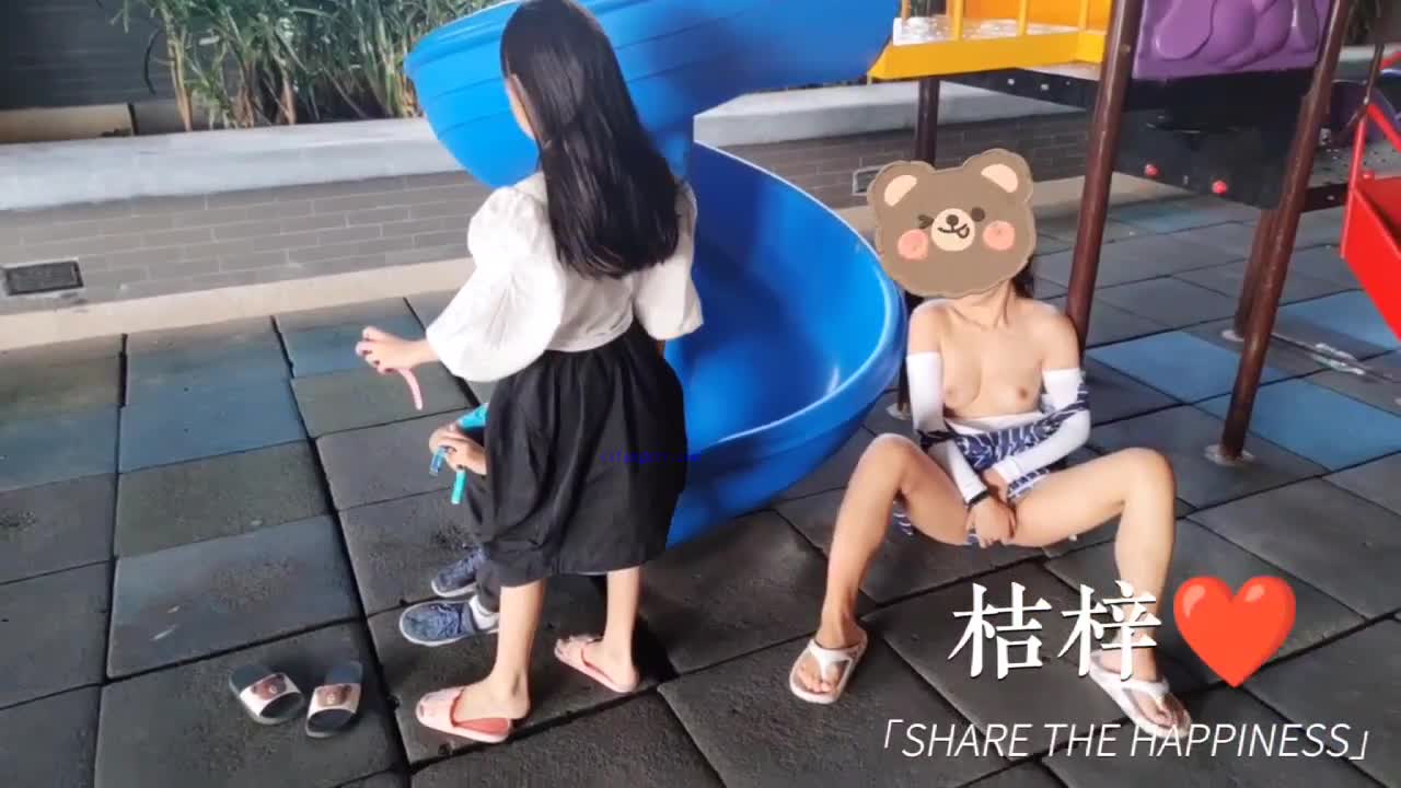 pedowomen rubbing pussy infront of small kids in amusement park