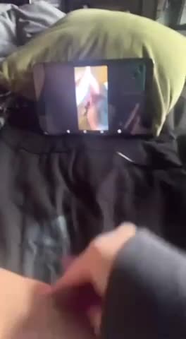 Teen fucks herself to porn